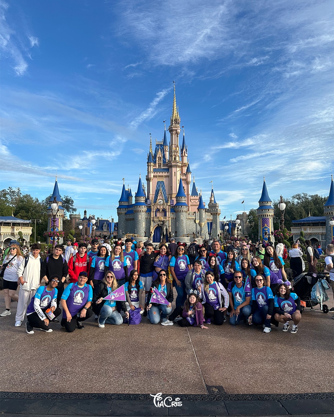 Se alguém perguntar o que significa viver a magia Disney, a gente pode simplesmente mostrar essas fotos! 🥰
Tem gente chorando de emoção e outros rindo até doer a barriga. Tem gente realizando um sonho antigo enquanto outros estão descobrindo que, mesmo depois de adulto, ainda dá para ficar com os olhos brilhando diante de um castelo! 🏰
É isso que celebramos hoje, no aniversário do Walt Disney World! 💜
Um legado de Walt Disney, que começou com a ideia de criar um lugar onde famílias pudessem se divertir juntas e que, décadas depois, continua fazendo parte das histórias de milhões de pessoas.
Nós temos o privilégio de levar os nossos grupos para viver algumas dessas histórias bem de pertinho, no Magic Kingdom e EPCOT!
Quer viver a magia Disney de verdade? Vem com a Tia Cris! 🎢
O grupo de Janeiro de 2027 já está aberto!
Comente EU QUERO e a gente manda uma mensagem com todas as informações para você! ✨