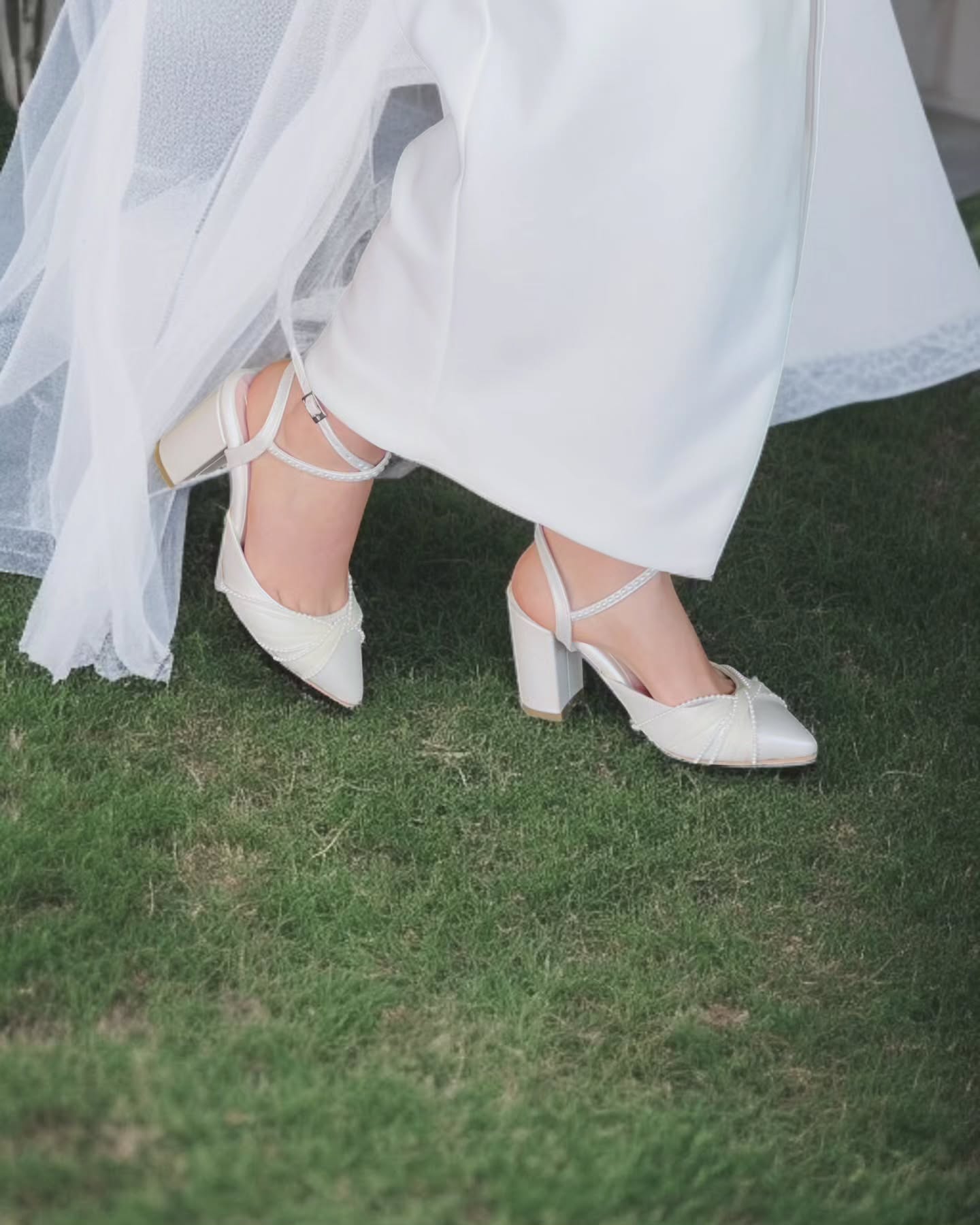 ZAPATOS DE NOVIA SOBRE DISEÑO CON LA MEJOR COMODIDAD
Detalles de este calzado:
Modelo: Vilma
Decoración: Organza con perlas bordadas / straps con perlas
Tacón: 8 Cms
Color: Perla
(Modelo de linea personalizada.)
.
Nuestro calzado sobre diseño está basado en tus necesidades.
💃🏻Utilizalos durante todo tu evento, siéntete cómoda y luce espectacular.
.
‼️ Mas info mándanos 💌‼️.
.
.
.
.
.
#ido #shesaidyes #bride #stellashoesbride #gettingready #weddingfavors #stilleto #sayyestothedress #weddinghair #weddingstyle #zapatosdenovia #zapatillas #calzadodenovia #weddingplanner #zapatosdenoviastellashoes #weddingphotography #vestidodenovia #wedding #bridal #bridetobe #engaged