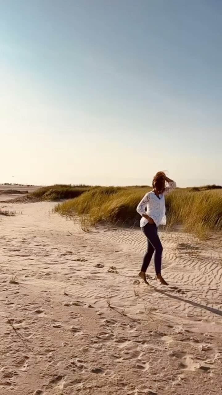 Liebe. ❤️
Es gibt so viele Facetten der Liebe.
Alle möchte ich genießen.
Sie sollen durch mich fließen.
Wegspülen was mich davon abhält fröhlich und leicht zu sein. Mich sanft wecken.
Ganz hell zu scheinen.
Mein Licht mit der Welt zu teilen.
Happy Valentine ♾️❤️✨