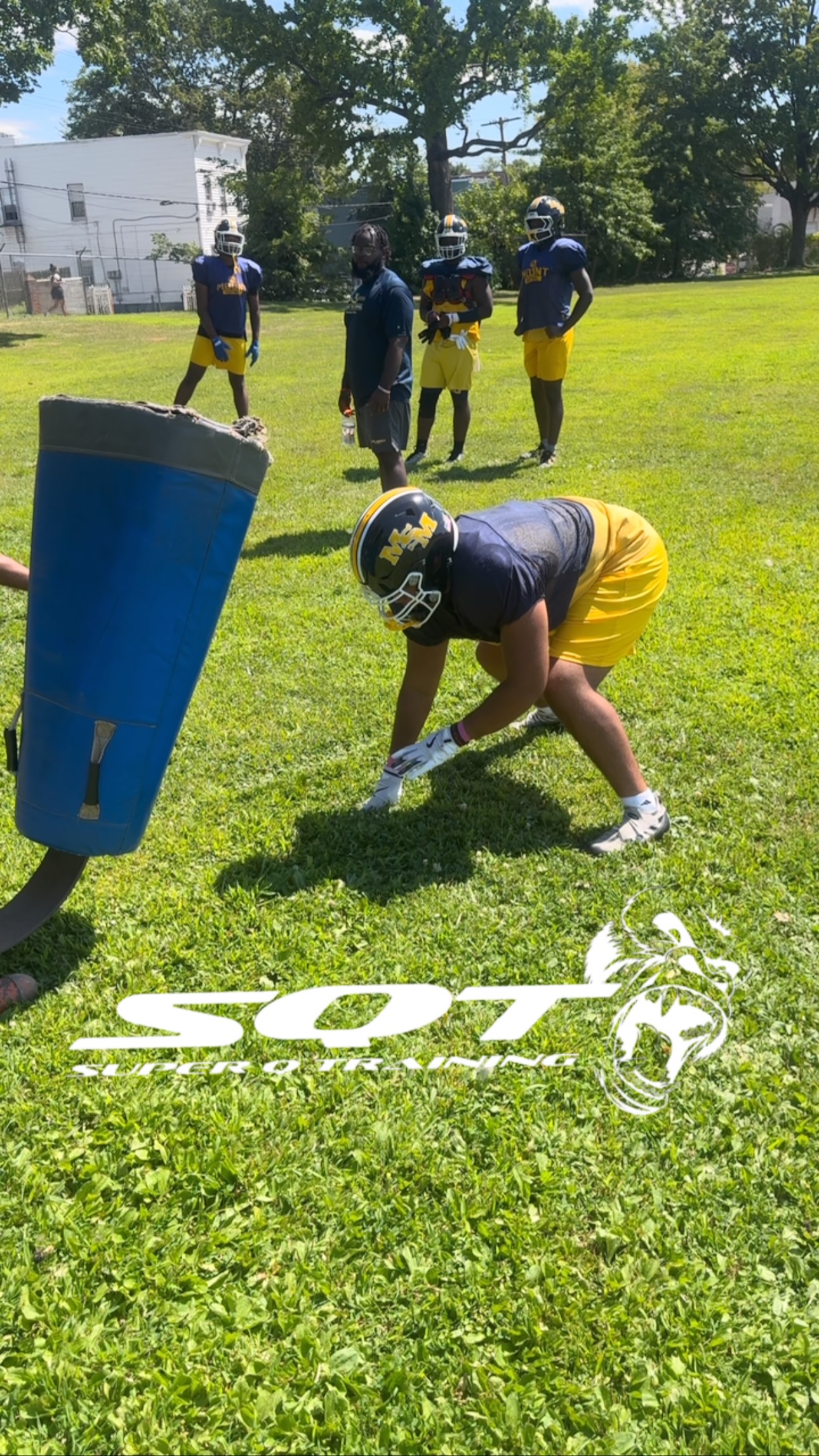 LOCK 🔒 -PEEK 👀 - SHED‼️
YOUNGAPES learning the basics to STOP THE RUN‼️ DM to book your session today!
#football #passrushaddics #dline #passrushtraining #dlinecoach #dlinedrills #passrushfamily #passrushmoves #passrush #footballtime #footballskills #dlinedrills #explore #explorepage #passrushaddics #passrushmoves #passrushfamily #passrusher #passrushingspecialist
#