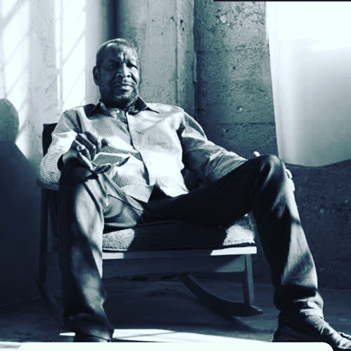 Si vous portez un P&L, votre réputation est déjà dans vos chiffres.
Que vous le vouliez ou non.
On parle rarement de la réputation du dirigeant comme d’un actif, pourtant elle agit exactement comme une marque ou un portefeuille clients.
Concrètement, votre réputation impacte :
Le chiffre d’affaires
Un dirigeant identifié, lisible, respecté reçoit plus d’opportunités entrantes, est plus souvent “dans la boucle” sur les dossiers intéressants.
Ce n’est pas le meilleur dossier qui gagne toujours, c’est aussi celui du leader en qui on a confiance.
La marge:
Un dirigeant perçu comme référence sur son sujet défend mieux ses prix.
La confiance compressée dans votre nom se traduit en pouvoir de négociation.
Le risque:
En cas de crise, de bad buzz, de changement stratégique, c’est votre capital de réputation personnelle qui amortit le choc ou l’amplifie.
Les talents restent ou partent aussi pour un dirigeant, pas seulement pour un logo.
Ce post ne parle pas à tout le monde.
Il parle à celles et ceux qui signent les budgets, portent des équipes, arbitrent les priorités.
Si vous sentez que votre réputation de dirigeant est en dessous de la réalité de votre business, c’est un risque, pas un détail d’ego.
Tu es CEO, fondateur ou dirigeant et tu veux un regard extérieur sur l’alignement entre ton P&L et ta réputation personnelle ?
Contacte-moi par WhatsApp au +230 5531 0465
ou par mail à caroline@agent-dirigeant.com
en indiquant “P&L” dans ton message.