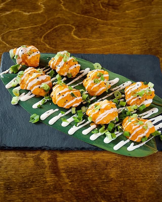 What’s your go-to appetizer at KōNA? 🍤🍣 Tempura Egg Rolls? Gyoza? Miso Soup?
Order now at any KōNA 👏🏻
____
#kona #konasushi #sushilover #windsorontario #yqg