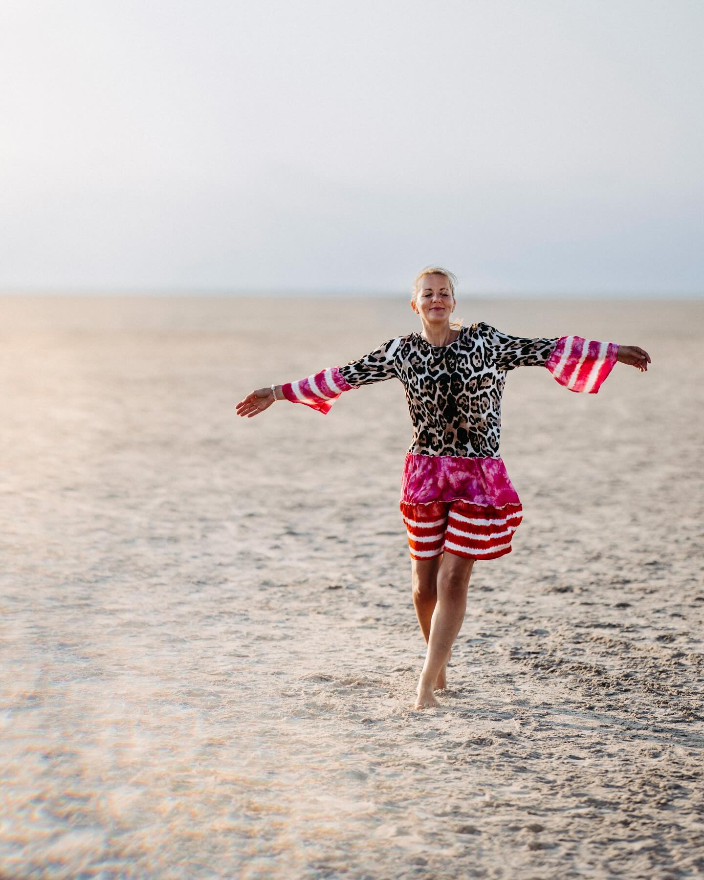 🄵🅁🄴🄸🄷🄴🄸🅃. 💞
Wenn Freiheit nicht nur ein flüchtiger Gedanke bleibt.
Sich in meinen Gefühlen zeigt.
Fängt alles an in mir zu fließen.
Ich fließe mit den Bildern -
die sich vor meinen Augen zeigen.
Ich fühle mich in ihnen.
Möchte kurz darin verweilen.
Währenddessen ich diese Zeilen schreibe.
Ich werde eins mit dem Moment.
Der mir vor allem, die Verbindung zu mir selbst schenkt.
🩷🩷🩷
#freiheit #genießen #immoment #wieschöndochdaslebenist #wasmöchtestdufühlen #achtsamkeit #verbindungzudirselbst #allesfließt #allesistmöglich #energie #lebendigkeit #tanzen #vielfalt #entdeckerfreude #meinlebenistbunt🌈 #spiritualjourney #erdung #liebezumir