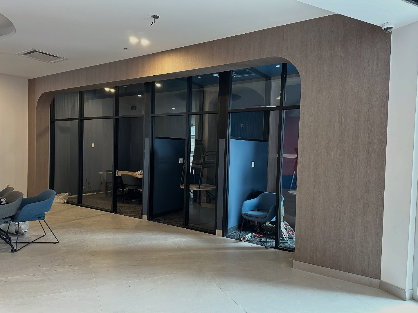 Application de pellicule architecturale fini bois texturé.
Pour plus de détails et consulter nos catalogues de finis : https://stiick.ca/fini-architecturaux/
