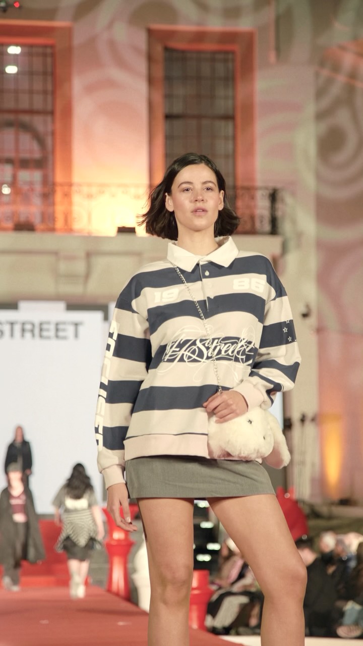 47 STREET llegó a la pasarela con mucha actitud. ✨
Una propuesta donde lo urbano se encuentra con el oversize, los estampados y las prendas pensadas para moverse con vos.
Una temporada para llevar las tendencias a tu manera. 🖤
📸 Así se vivió @47streetjockey en Paseo del Jockey.