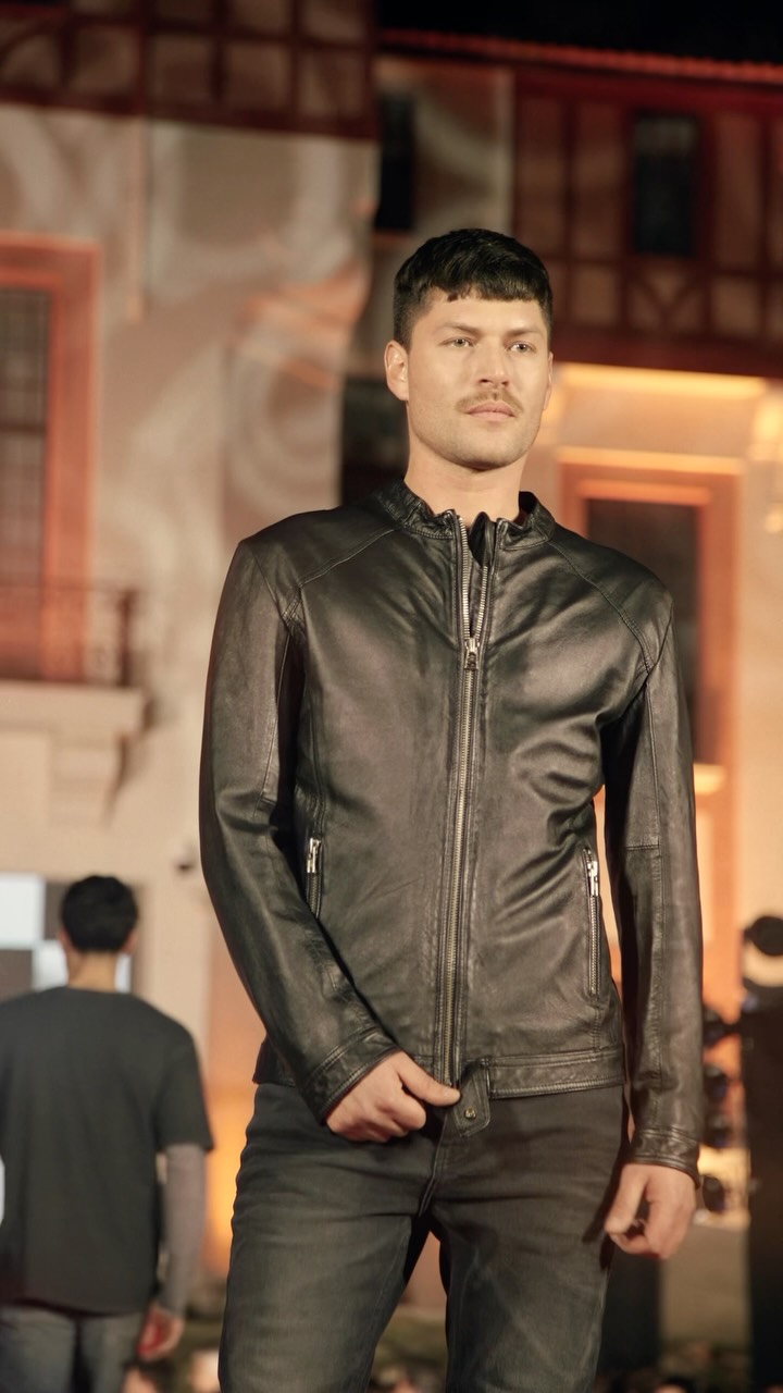 Jean, cuero y camperas protagonistas se combinan en una propuesta masculina que marcó el pulso de la pasarela de Herencia 🔥
Esta temporada, el estilo se lleva con actitud. Herencia 🎸🖤
@kosiuko_jockey