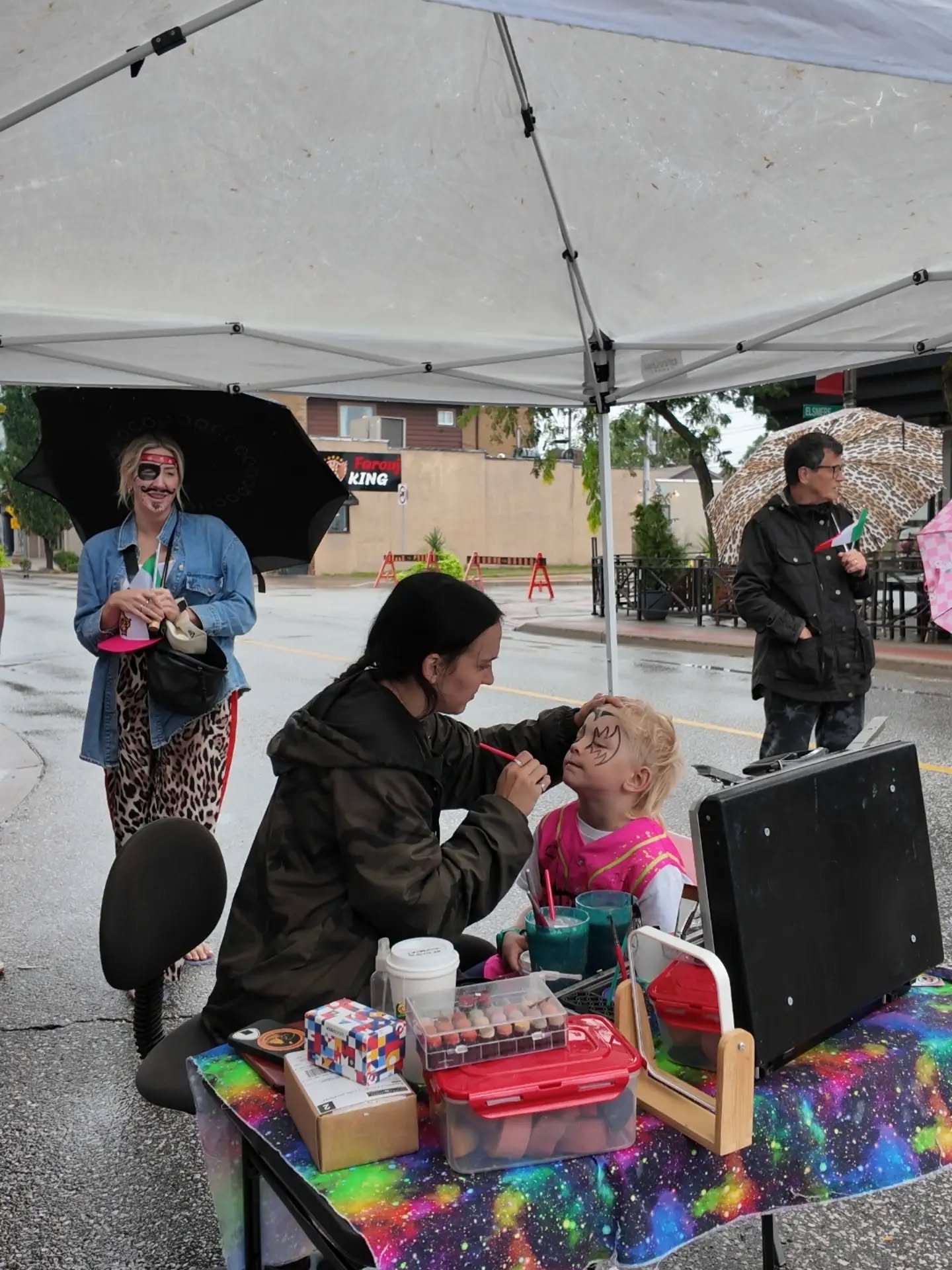 A few moments from Open Streets Windsor in Via Italia 🇮🇹
Erie Street was filled with local vendors, families, bikes, face painting, balloon art and plenty of people out exploring the neighbourhood together.
A big thank you to everyone who joined us and helped bring so much life to the street. Swipe through for a little look at the day. ❤️💚
@citywindsoron
#ViaItalia #OpenStreetsWindsor #ErieStreet #YQG #WindsorOntario
