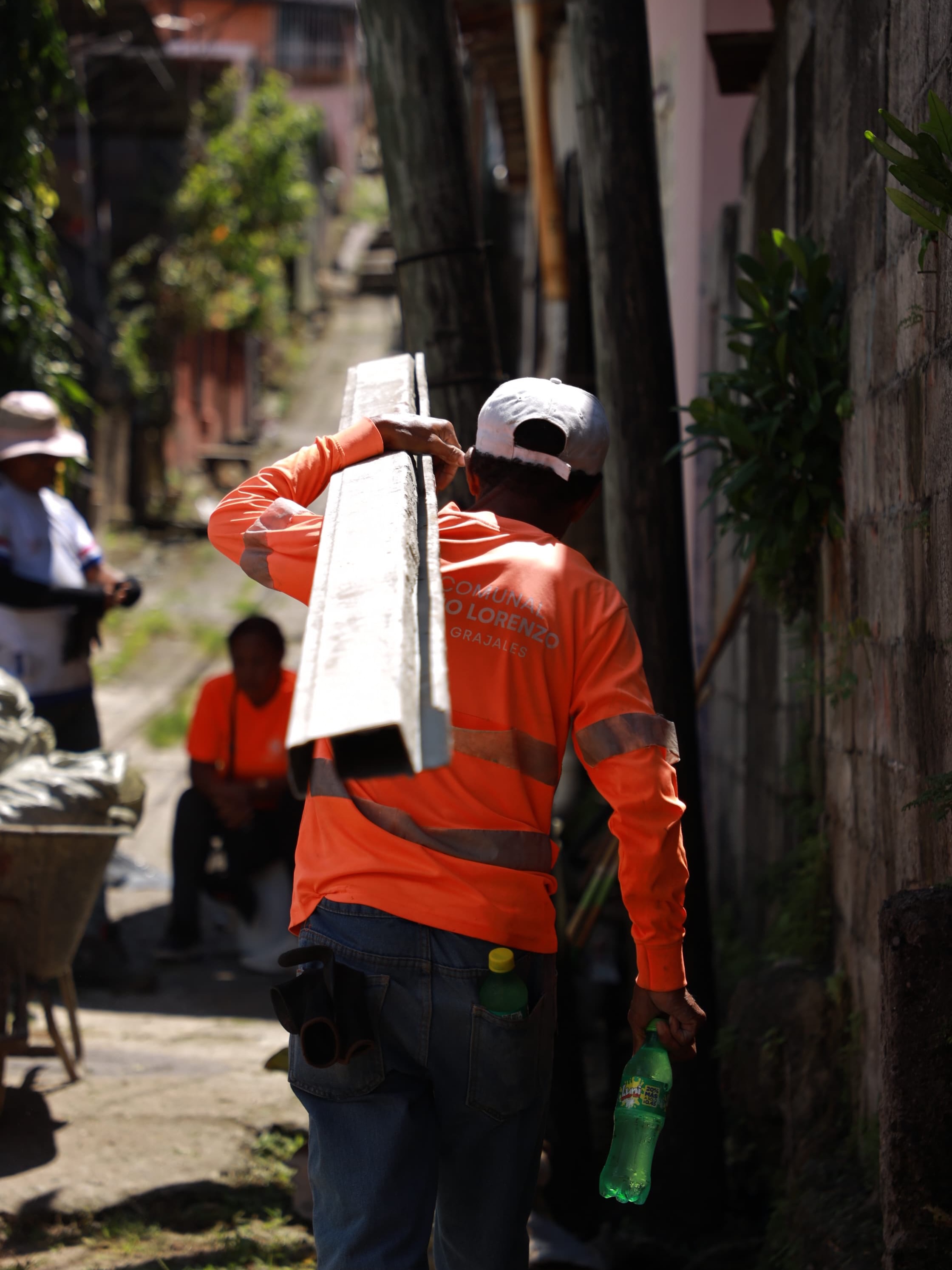 Iniciamos la vereda… Desde el sector de Santa Rosa “Globo 23”
Gracias al @moppma por el material y a nuestros vecinos por la estadía del material y por su gran paciencia ❤️
Seguimos #TrabajandoPorTí #TuBienestarNuestraMisión