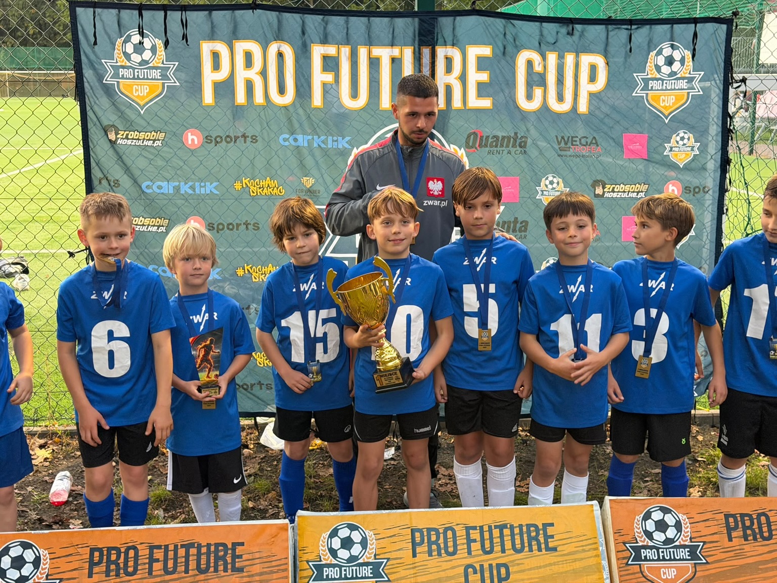 🏆 1. MIEJSCE W PRO FUTURE CUP! 🤩🔥 Nasza druga grupa rocznika 2017, pod wodzą Trenera Jakuba Borczyńskiego, wygrywa cały turniej i podnosi puchar! 🏆💪 Chłopcy zaprezentowali świetną grę, ogromne zaangażowanie i mnóstwo piłkarskiej jakości. Od pierwszego do ostatniego meczu pokazali charakter i zostawili na boisku całe serducho! ❤️⚽️ A to nie koniec dobrych wiadomości… 😍 🥇 1. miejsce 🏆 Puchar dla naszej drużyny ⭐ Statuetka najlepszego zawodnika również trafia w nasze ręce! Wielkie brawa dla całej drużyny i Trenera! 👏🔥 Tak się gra! 💙⚽️ #champion #winner #football #fair #wygrana